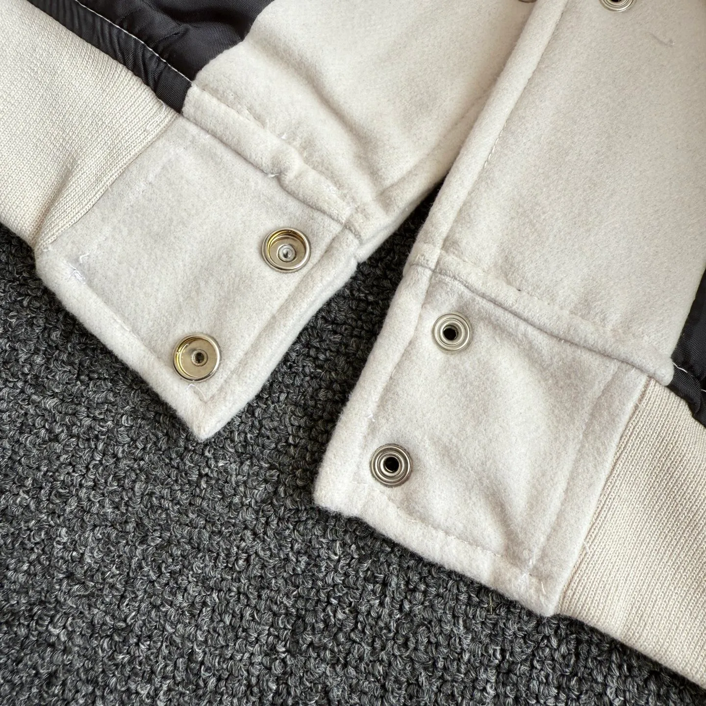 p260💰Model G64 Yves Saint Laurent 𝐒𝐚𝐢𝐧𝐭 𝐋𝐚𝐮𝐫𝐞𝐧𝐭 𝐏𝐚𝐫𝐢𝐬 SLP classic mixed wool woolen leather stitching jacket baseball jacket customized original accessories Wang Zha SLP✨ This classic jacket needs no introduction. Almost everyone at home and abroad owns one. The upper body is high-end and has a full street feel. The original camera is so sexy. Look at the details of the pictures. It’s so talented!  Color: black beige